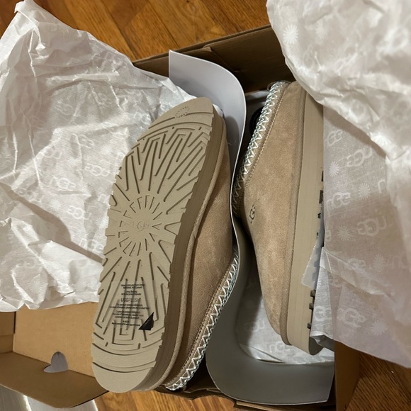 Ugg Sand Tazz. Kids size 3.  Platform style. - Picture 3 of 5